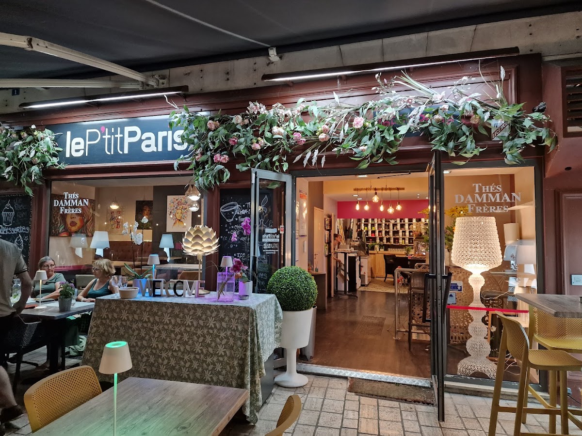 Le Petit Paris Grand Café Castel
