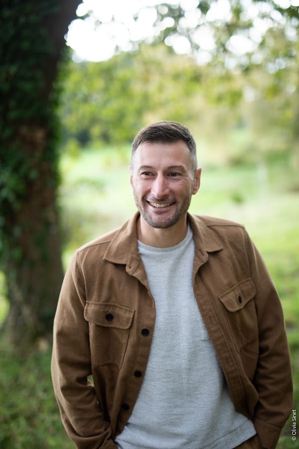 Damien Doussot / Sexothérapeute / Thérapie de couple / Psychopraticien / Hypnose / Aide psychologique / Visio / Rennes