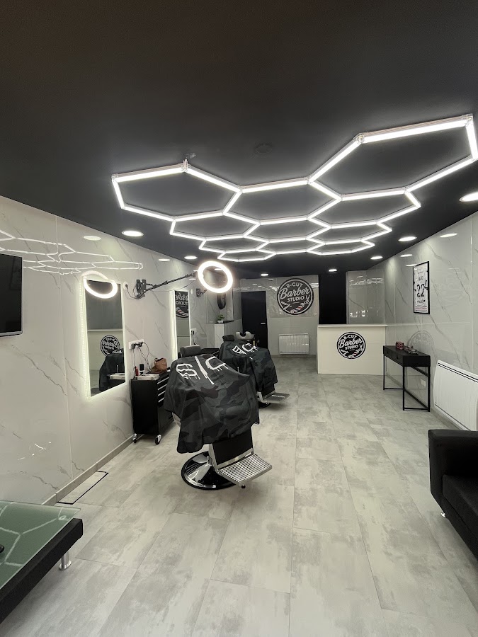 R-CUT BARBER STUDIO