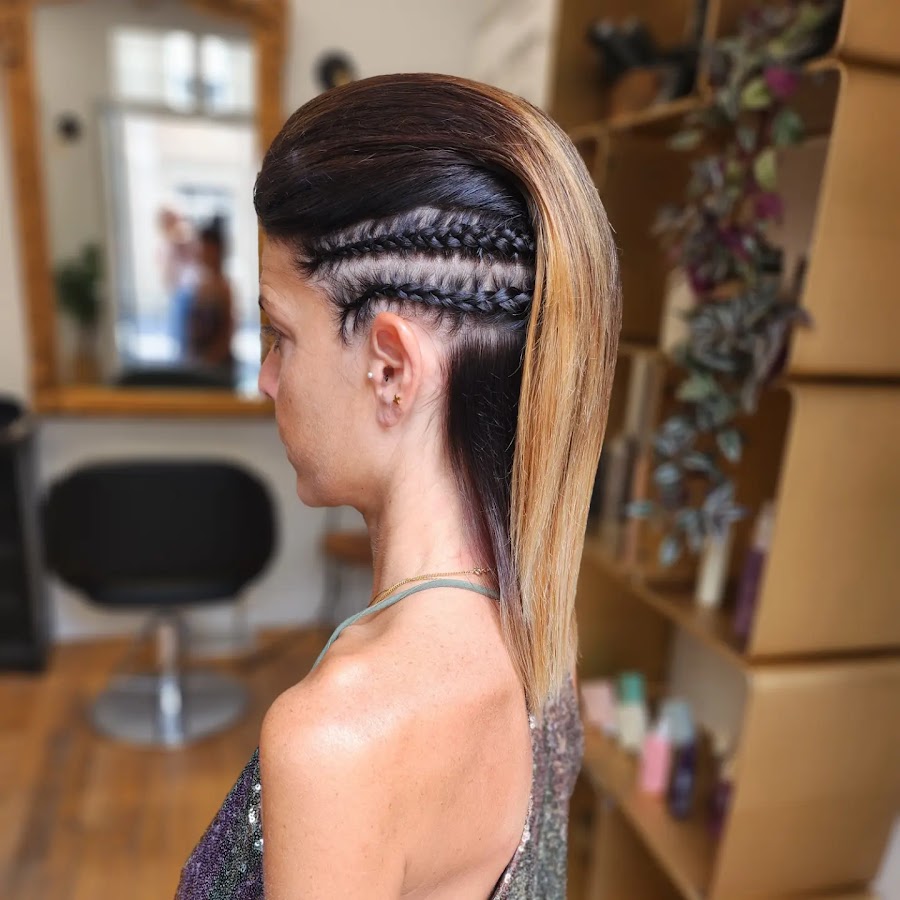 AU MIROIR