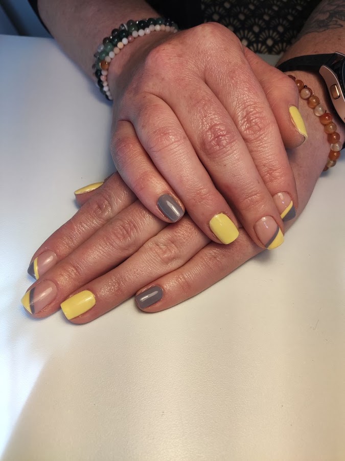 Les ongles et les cils de sabri