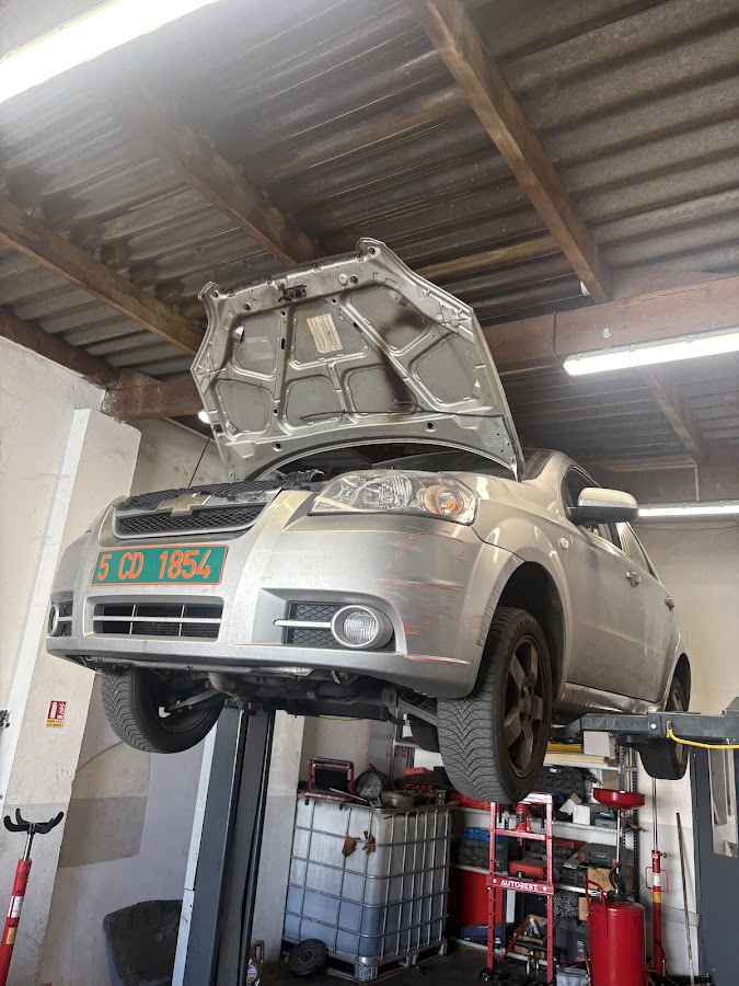 garage automobile mecanicien five