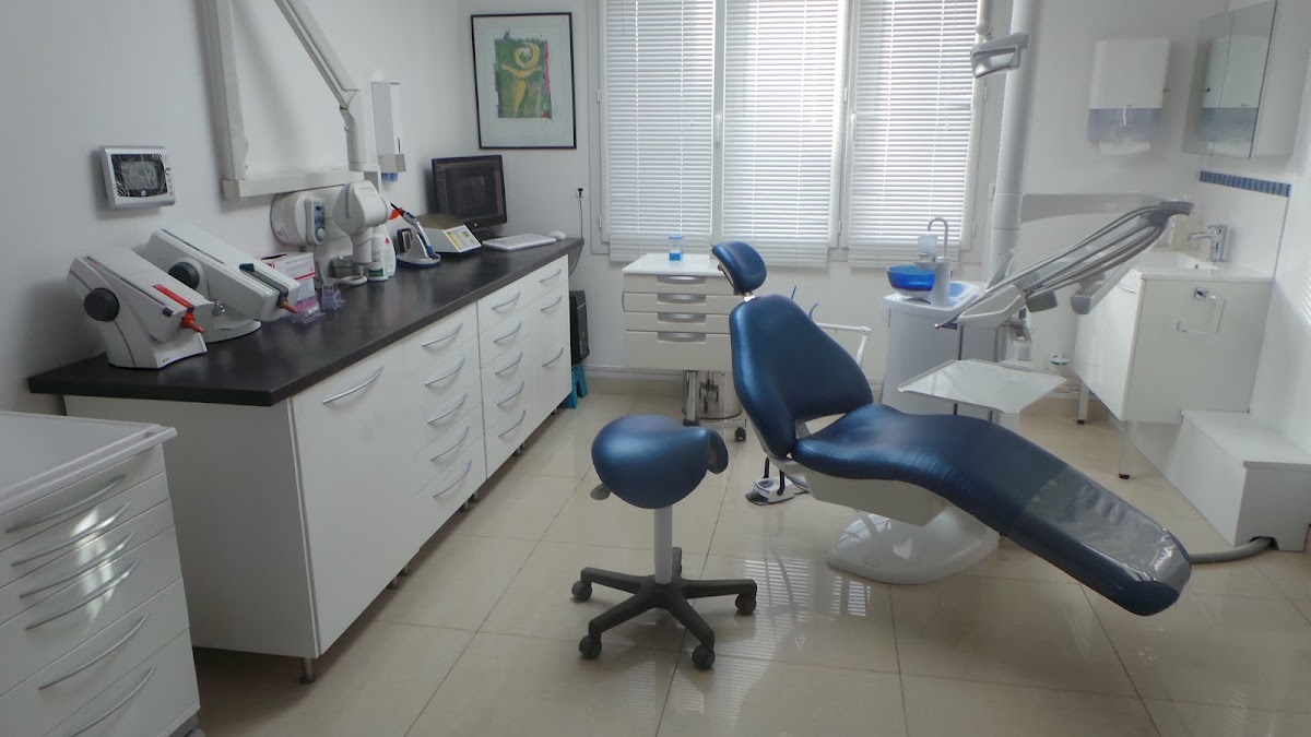 Dr Auger Christelle - Omnipratique, Parodontologie, Prothèses sur implants