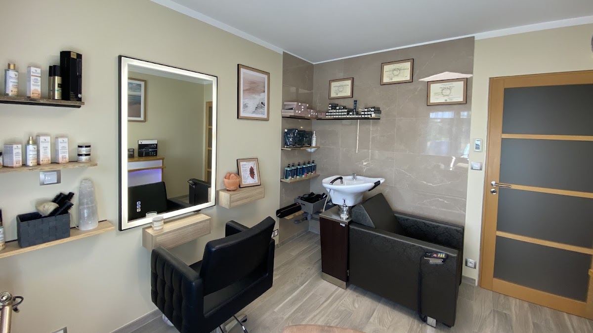 LA MAISON deLa Coiffure & de l’Ongle- Coiffeuse & Styliste Ongulaire