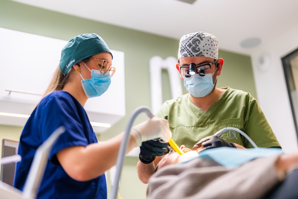 Dr Maxime Derisquebourg - Chirurgien dentiste - Parodontologie et Esthétique