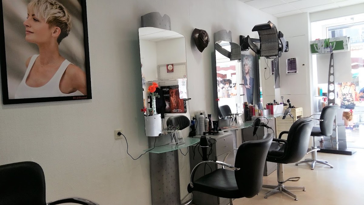 Coiffure Domy Styl mixte.