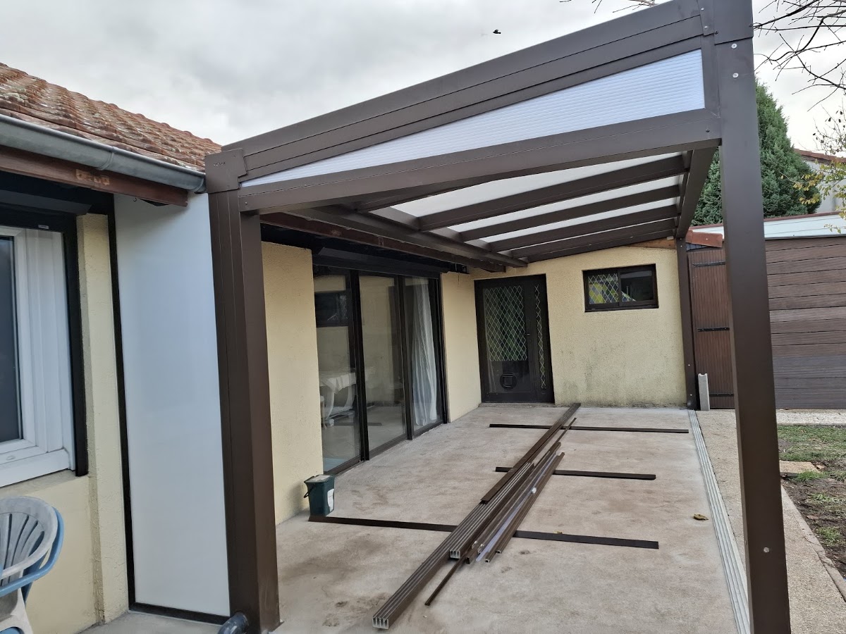 Komilfo Luxastore Déco à Riom - Pergolas, Stores, Fenêtres, Menuiseries