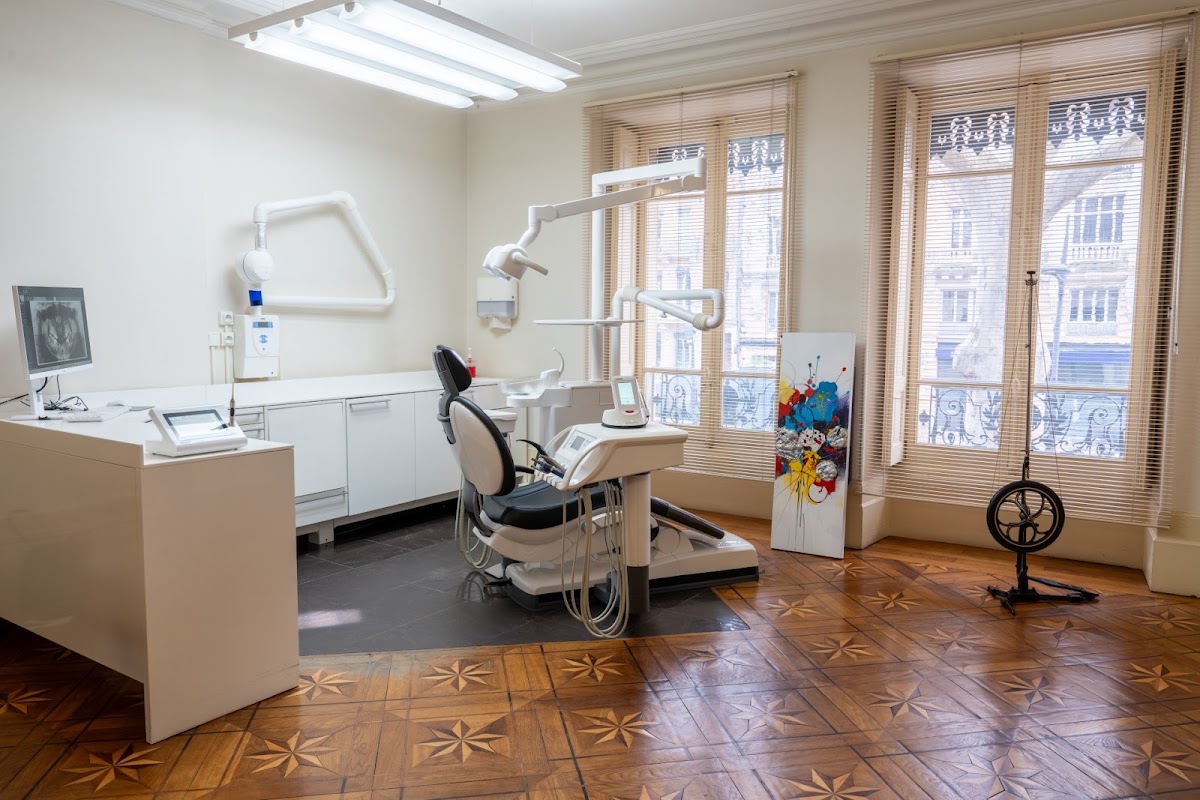 Dentiste - Dr Mehdi ZEITOUN - Chirurgie dentaire et Esthétique