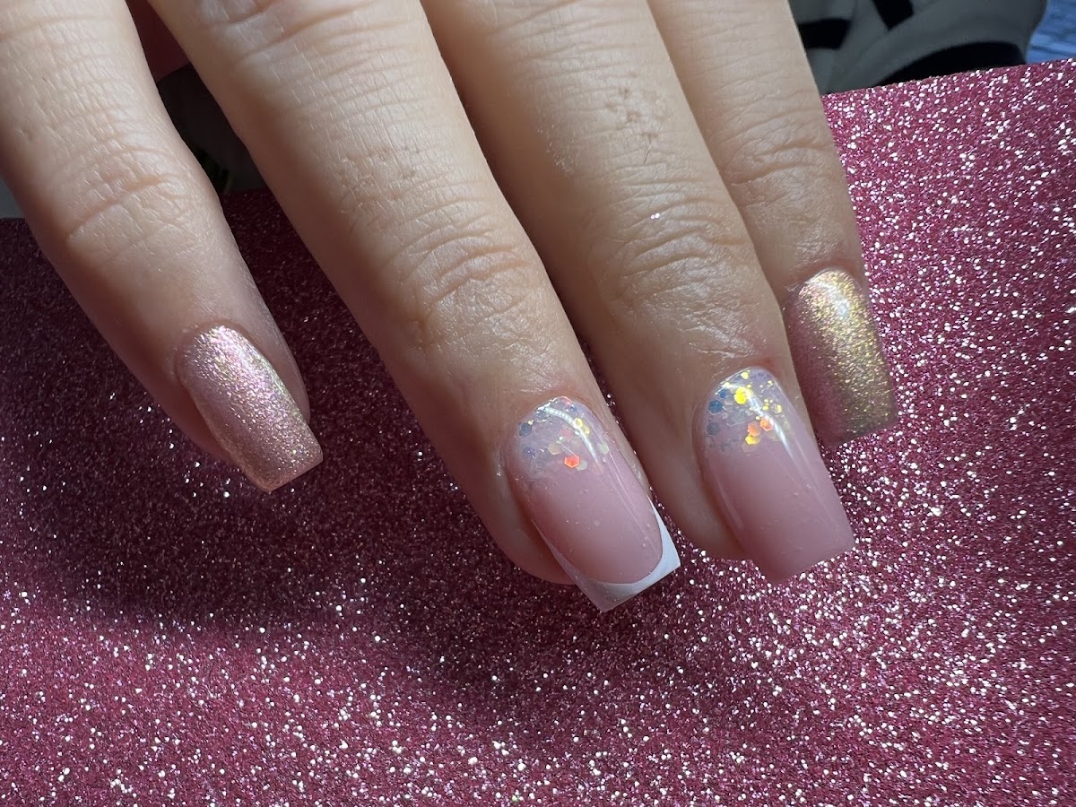 Le confessio nails