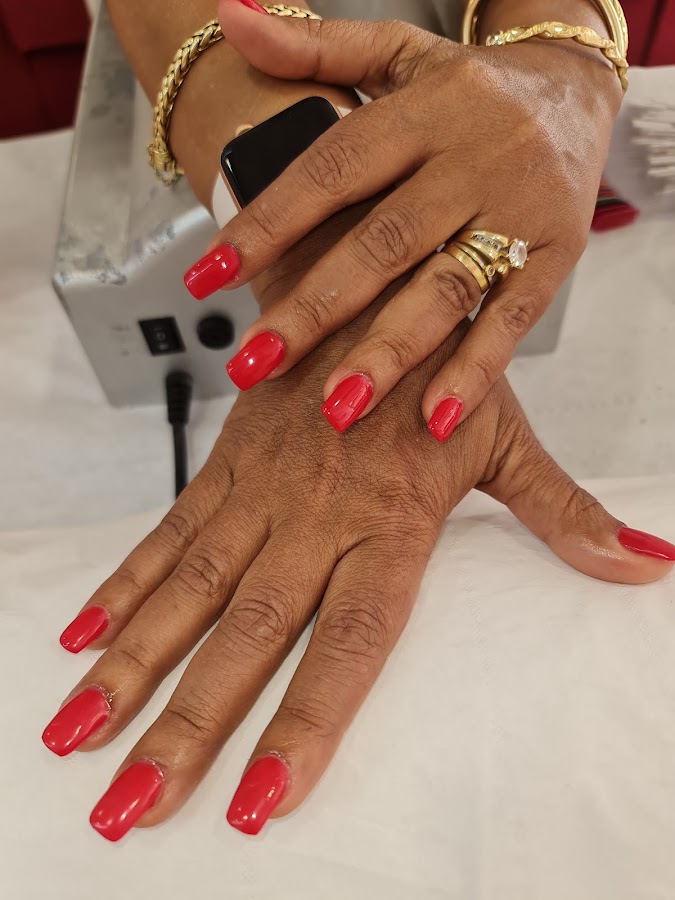 ROXI FARI NAILS | Prothésiste-Ongulaire | Massage Bien-Etre | Extensions de Cils