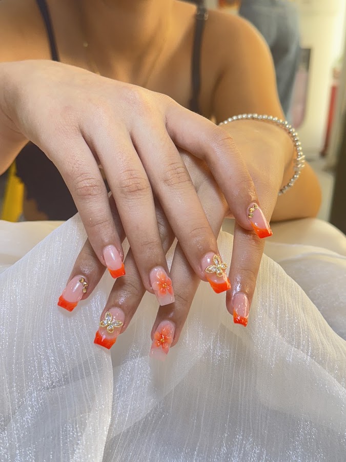 Bee Nails