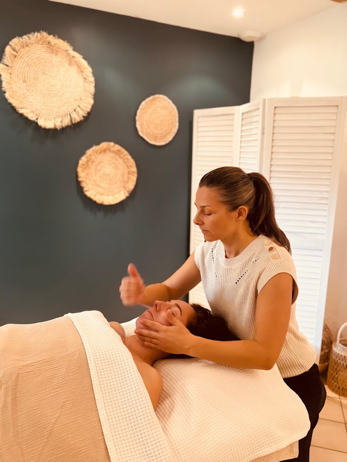 Marie - Massages Bien-être & Yoga du visage - Maison Shanukha | MAUBEC