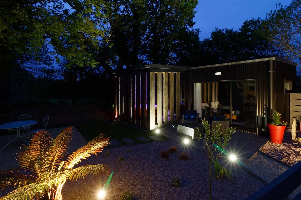 La Douce escapade Loft & Spa : Location loft tout confort moderne avec chambre, jardin minéral, terrasse, spa privatif et parking clos à Sizun dans le Finistère en Bretagne | Séjour et week-end insolite en amoureux