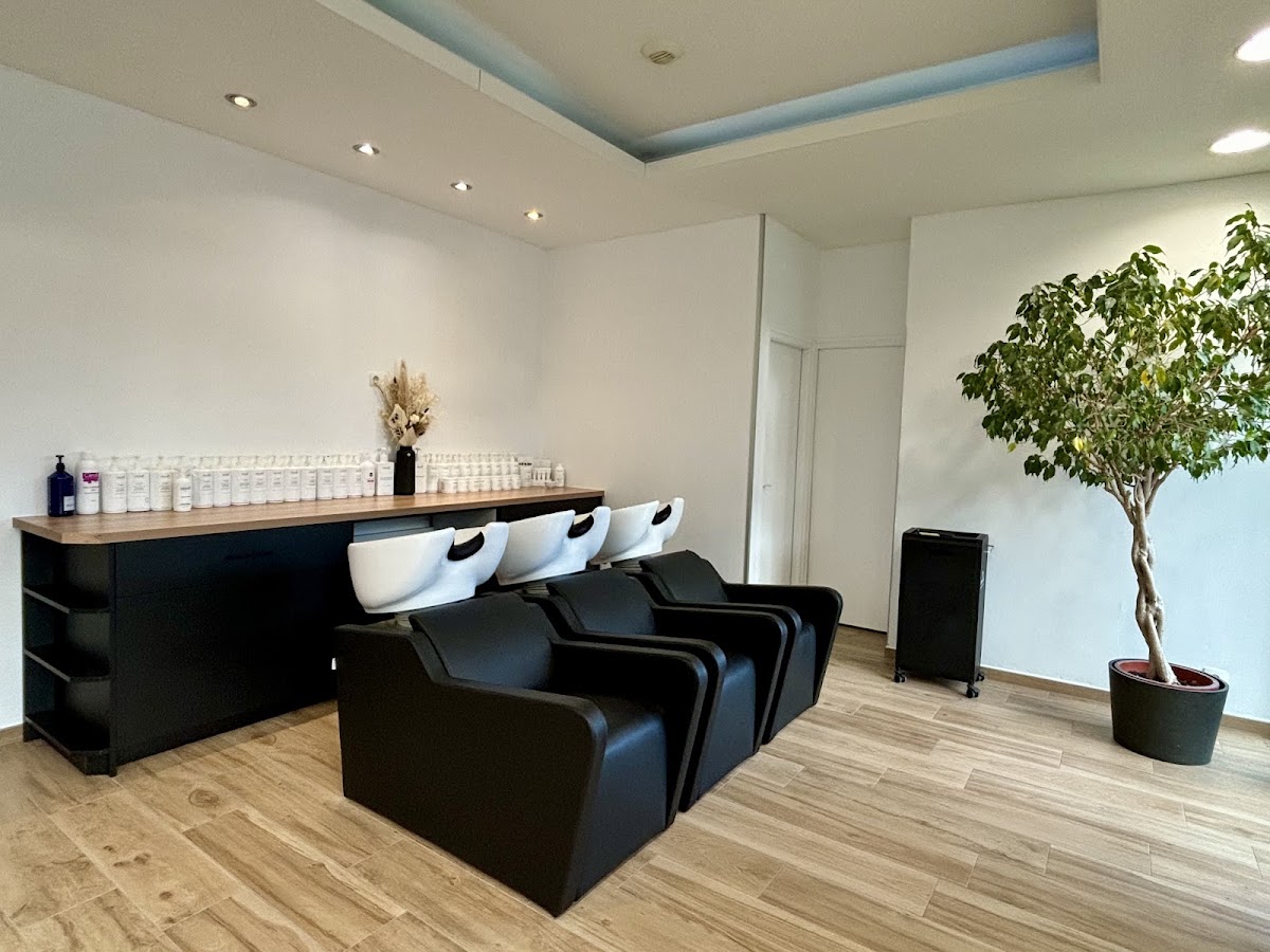 SALON BLOOM.