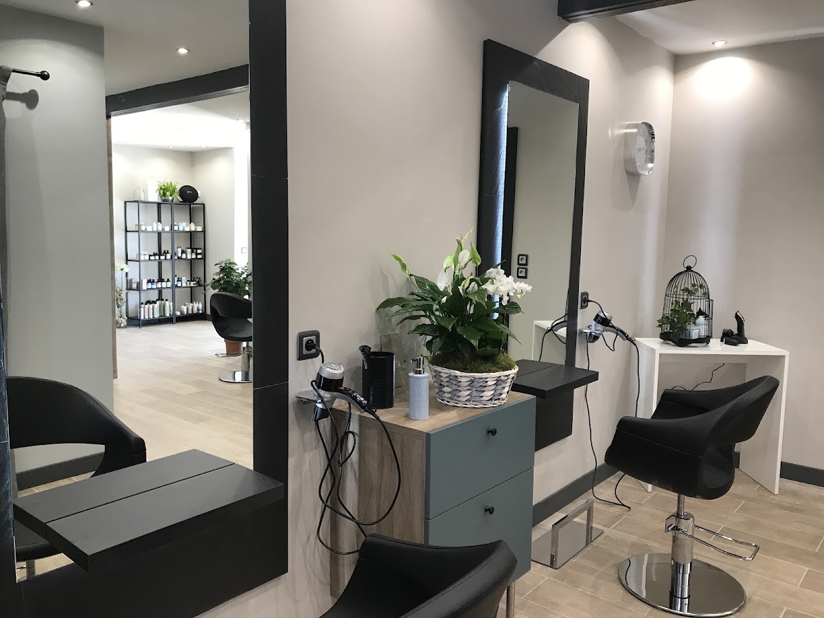 AU SALON AIX'THETIQUE