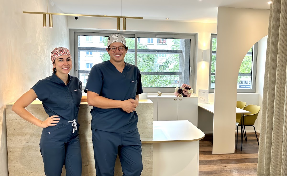 Cabinet dentaire Aesthetic - Dr Julia HILL et Dr Marwane SALIH (Facettes dentaires - Eclaircissements)