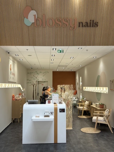 BLOSSY NAILS